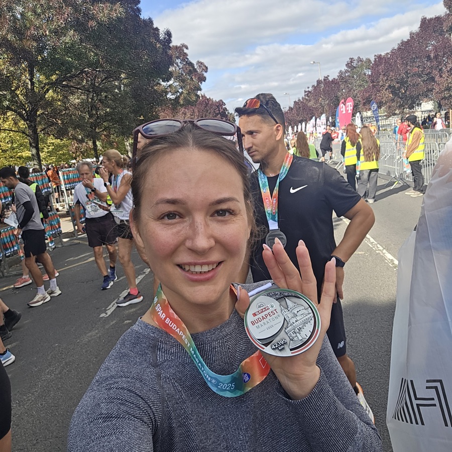 Király Anita a Budapest Maraton után, az érmével