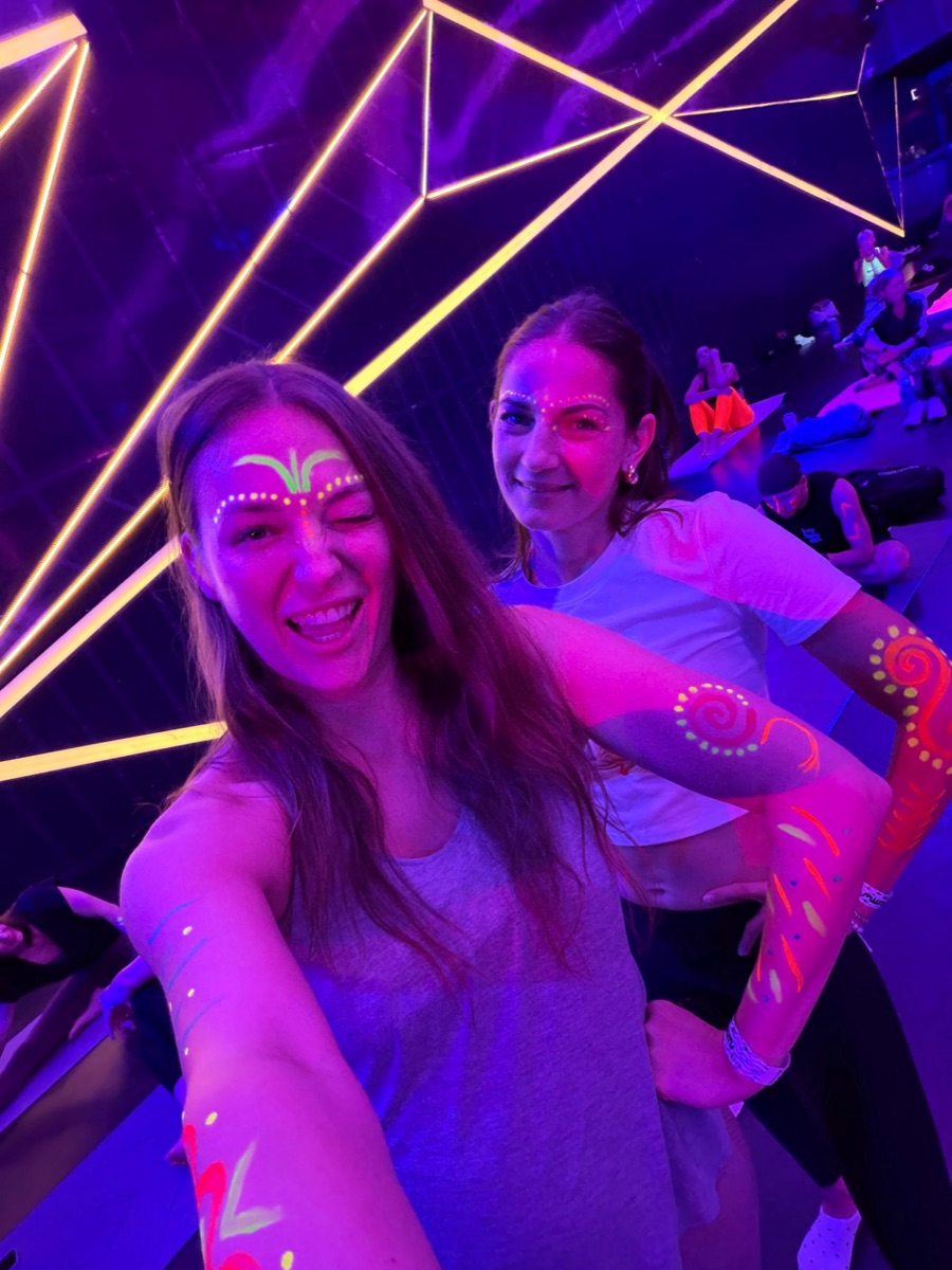 Király Anita neonfestéssel egy techno jógaórán